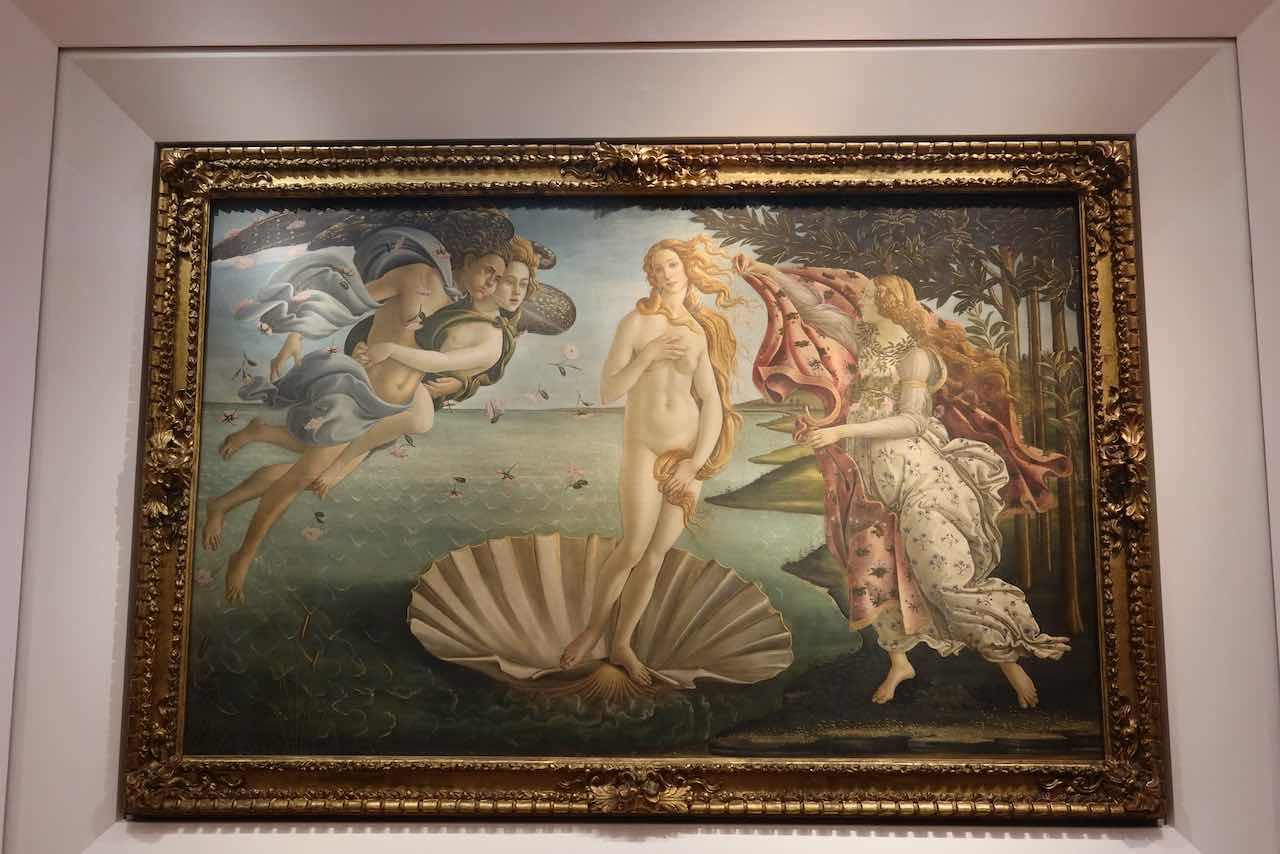 Painting Birth of Venus by Botticelli in Uffizzi Gallery