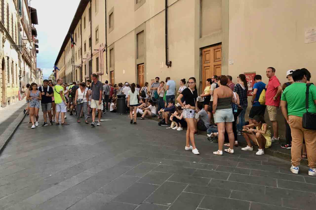 line of people for accademia entrance
